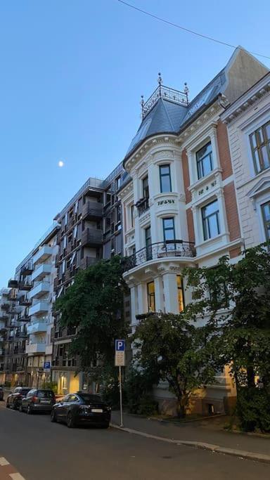 Apartment Elegant & Quiet In Historic House - Prime Location In West *