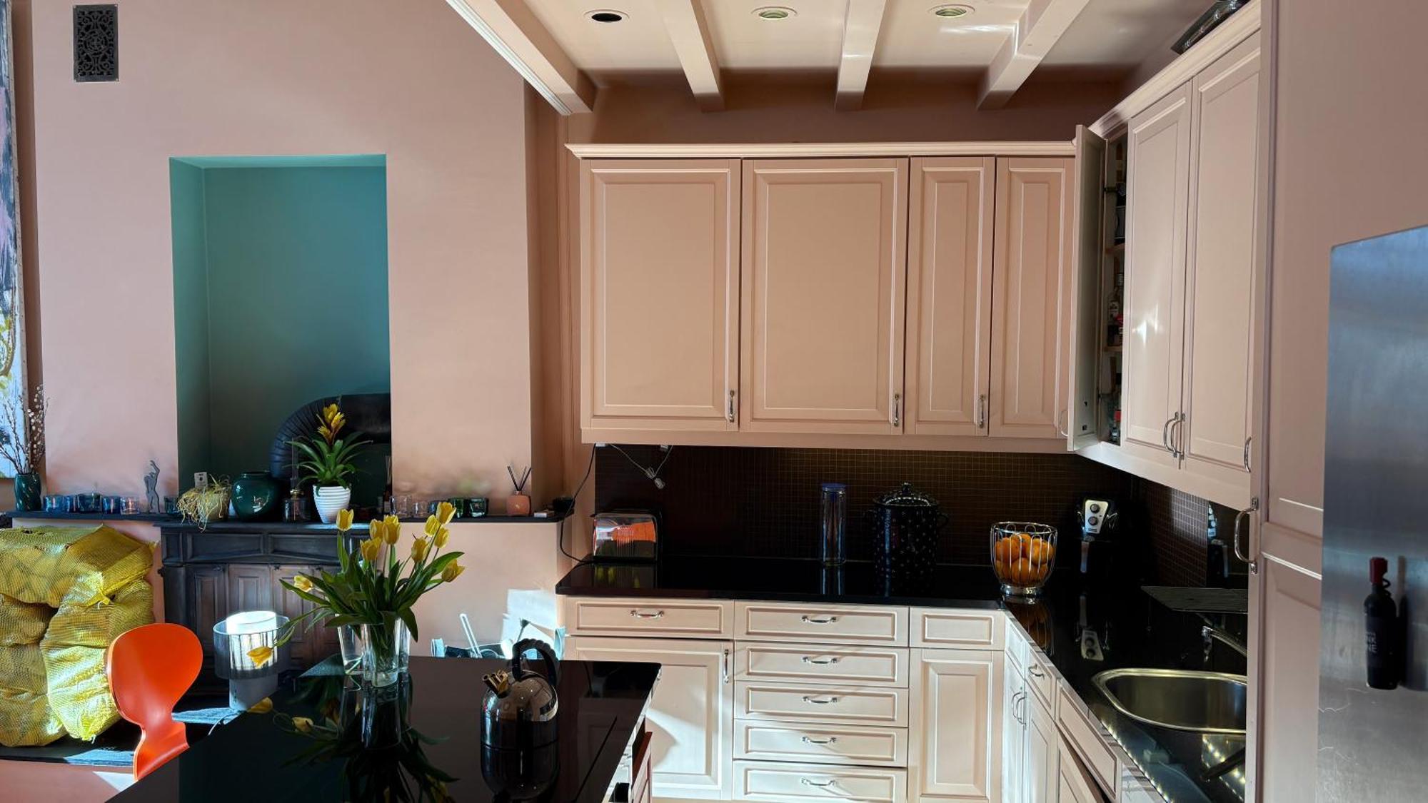 Elegant & Quiet In Historic House - Prime Location In West